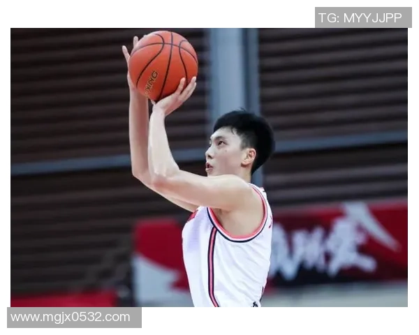 胡明轩引领球队攻防两端展现核心实力助力球队稳步迈向冠军目标